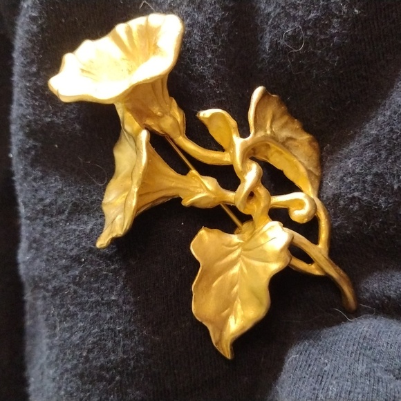 Morning glory and large flower - Picture 5 of 8